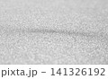 高級感のあるシルバーのグリッター　きらきら　ラメ　粒子　背景装飾写真 141326192