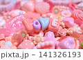 沢山のピンク色のデコパーツ　LOVEの文字　かわいい背景写真　壁紙　メッセージ　デコレーション 141326193