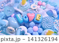 沢山の水色のデコパーツ　LOVEの文字　かわいい背景写真　壁紙　メッセージ　デコレーション 141326194