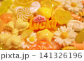 沢山の黄色のデコパーツ　Luckyの文字　かわいい背景写真　壁紙　メッセージ　デコレーション 141326196