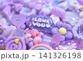 沢山の紫色のデコパーツ　LOVE YOUの文字　かわいい背景写真　壁紙　メッセージ　デコレーション 141326198