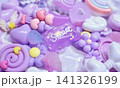 沢山の紫色のデコパーツ　キャンディ　かわいい背景写真　壁紙　メッセージ　デコレーション 141326199