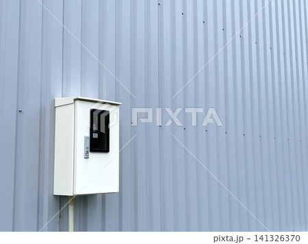 グレーの金属壁と電気設備のある工業風景 141326370