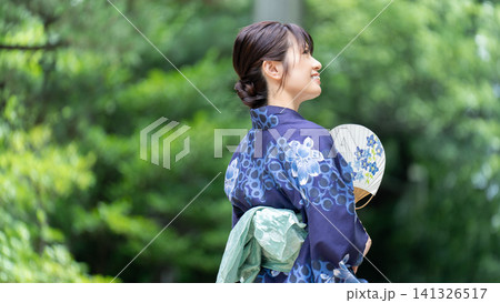 日本の夏・うちわを持つ浴衣姿の日本人女性 141326517