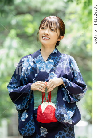 日本の夏・浴衣姿の日本人女性 141326531