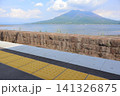 薩摩・桜島、仙厳園駅のホームより錦江湾越しで 141326875