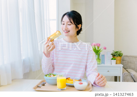 朝食でトーストを食べる女性 朝食でトーストを食べる女性 141327463