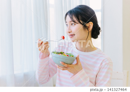 サラダを食べる若い女性 サラダを食べる若い女性 141327464