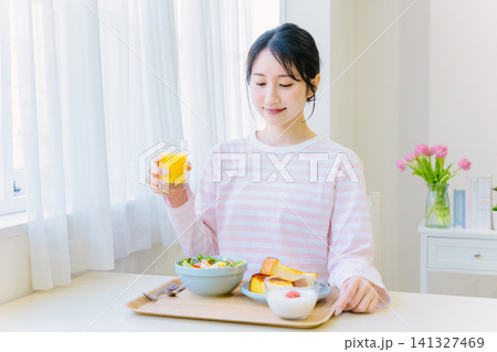 自宅で朝食を食べる若い女性 自宅で朝食を食べる若い女性 141327469