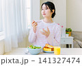 自宅で朝食を食べる若い女性 自宅で朝食を食べる若い女性 141327474