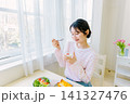 朝食を食べる女性 朝食を食べる女性 141327476