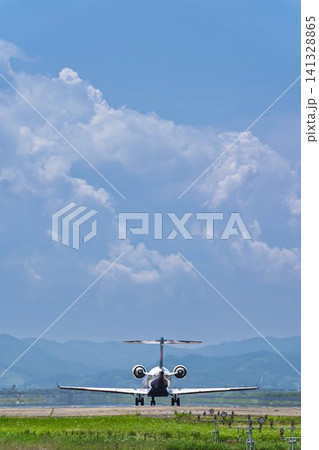 夏の仙台空港 離陸中の飛行機 27から 宮城県名取市 夏の仙台空港 離陸中の飛行機 27から 宮城県名取市 141328865