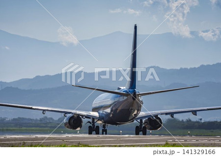 夏の仙台空港　離陸中の飛行機　宮城県名取市 141329166