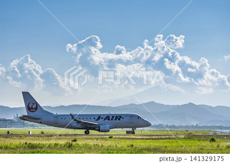 夏の仙台空港 タキシング中の飛行機 27から 宮城県名取市 夏の仙台空港 タキシング中の飛行機 27から 宮城県名取市 141329175