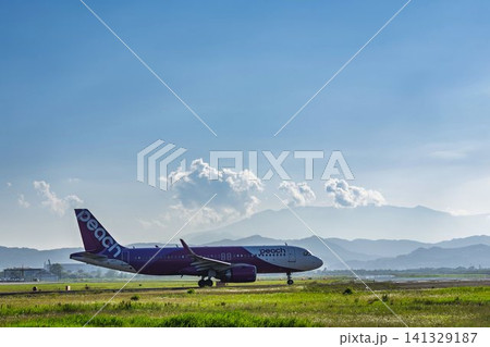 夏の仙台空港 タキシング中の飛行機 27から 宮城県名取市 夏の仙台空港 タキシング中の飛行機 27から 宮城県名取市 141329187