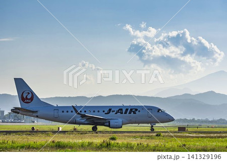 夏の仙台空港 タキシング中の飛行機 27から 宮城県名取市 夏の仙台空港 タキシング中の飛行機 27から 宮城県名取市 141329196