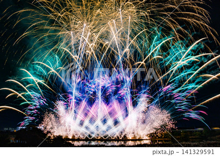 夜空に広がるカラフルな花火 夜空に広がるカラフルな花火 141329591