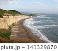 北海道乙部町のシラフラに続く白い断崖絶壁と海岸線 141329870