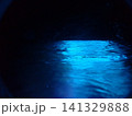 暗闇に美しく輝く幻想的な青の洞窟の表面 141329888