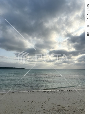 雲の隙間から光が差し込む静かなビーチの風景 141329889