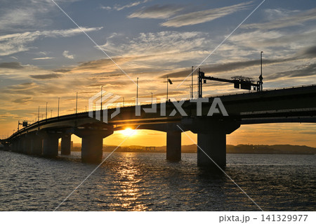 朝日に照らされる橋 141329977