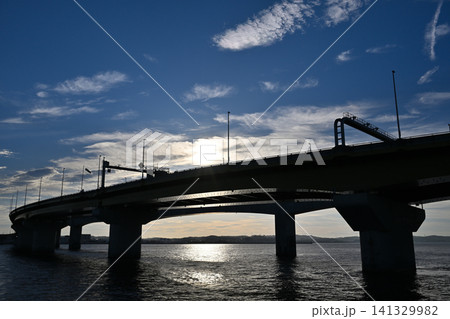 朝日に照らされる橋 朝日に照らされる橋 141329982