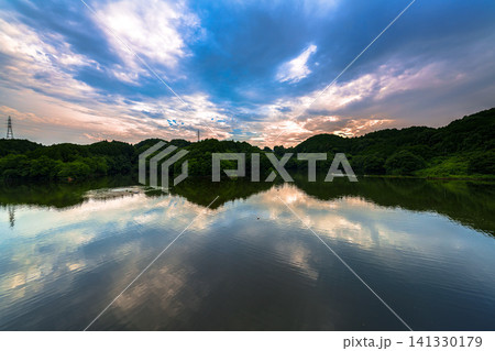 2026年夏奈良布目ダム 湖面に映る夕焼け空 雲間から覗く夕焼け空と美しい湖面のリフレクション⑦ 2026年夏奈良布目ダム 湖面に映る夕焼け空 雲間から覗く夕焼け空と美しい湖面のリフレクション⑦ 141330179