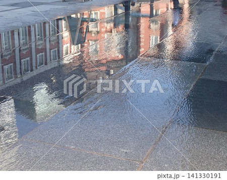東京駅前広場の打ち水と駅イメージ 141330191