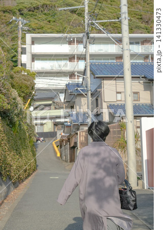 坂道を歩く後ろ姿と静かな住宅街の午後 坂道を歩く後ろ姿と静かな住宅街の午後 141330473