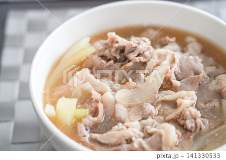 玉ねぎと豚肉の旨味が広がる家庭の煮込み料理 玉ねぎと豚肉の旨味が広がる家庭の煮込み料理 141330533