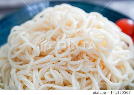 白い器に盛られた冷たいそうめんのアップ 白い器に盛られた冷たいそうめんのアップ 141330567