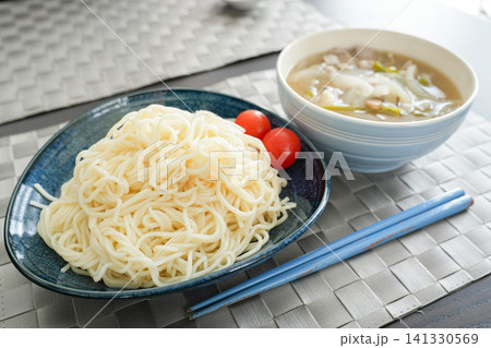 豚汁とそうめんが並んだ食卓の風景 豚汁とそうめんが並んだ食卓の風景 141330569