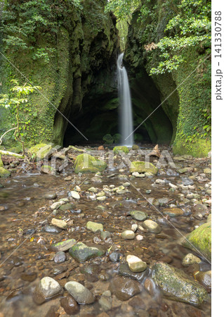 鹿児島県/ 秘境のパワースポット 新緑が美しい「長野滝」(ながののたき) 鹿児島県/ 秘境のパワースポット 新緑が美しい「長野滝」(ながののたき) 141330788