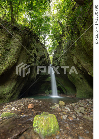 鹿児島県/ 秘境のパワースポット 新緑が美しい「長野滝」(ながののたき) 鹿児島県/ 秘境のパワースポット 新緑が美しい「長野滝」(ながののたき) 141330790