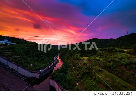 奈良県奈良市 布目ダム 茜色から紺色へ続く美しいグラデーションの夕焼け空と布目川の反射 奈良県奈良市 布目ダム 茜色から紺色へ続く美しいグラデーションの夕焼け空と布目川の反射 141331254