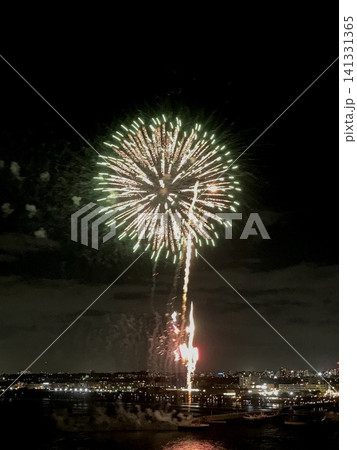 江の島・片瀬西浜の夜空を彩る打ち上げ花火 141331365
