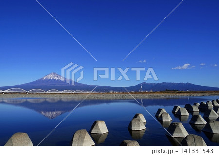 晴天の富士川に写る逆さ富士と逆さ愛鷹山 1月富士山2091逆さ富士と逆さ愛鷹山・富士川水管橋 晴天の富士川に写る逆さ富士と逆さ愛鷹山 1月富士山2091逆さ富士と逆さ愛鷹山・富士川水管橋 141331543
