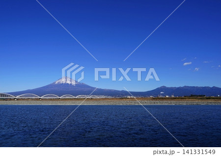 青空に映える富士山と愛鷹山と富士川 1月富士山2100愛鷹山と富士川水管橋 青空に映える富士山と愛鷹山と富士川 1月富士山2100愛鷹山と富士川水管橋 141331549