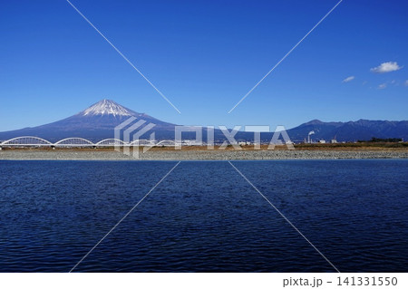 青空に映える富士山と愛鷹山と富士川 1月富士山2101愛鷹山と富士川水管橋 青空に映える富士山と愛鷹山と富士川 1月富士山2101愛鷹山と富士川水管橋 141331550
