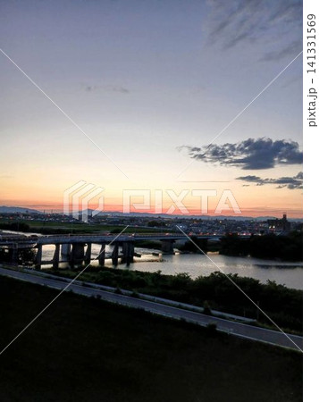 夕焼けに染まる川 夕焼けに染まる川 141331569