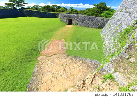 【沖縄県】快晴の座喜味城跡（世界文化遺産の琉球王国のグスク及び関連遺産群） 141331768
