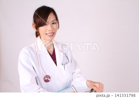 白衣の女性 白衣の女性 141331798