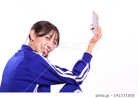 スマホを見ていた女性 スマホを見ていた女性 141331808
