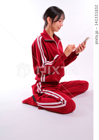 スマホをするジャージの女性 スマホをするジャージの女性 141331832