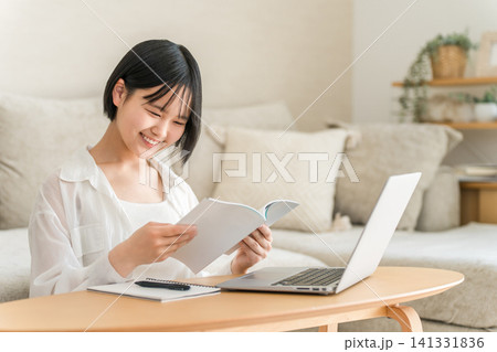 家でパソコンを使いながら勉強する中学生,高校生の女の子 家でパソコンを使いながら勉強する中学生,高校生の女の子 141331836
