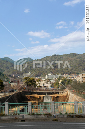 国道2号線から芦屋川を望むルナホール佛教会館六甲山方面 国道2号線から芦屋川を望むルナホール佛教会館六甲山方面 141331884