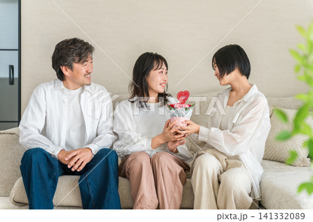 マイホームのリビングに座る親子,家族,ファミリー(母の日) マイホームのリビングに座る親子,家族,ファミリー(母の日) 141332089