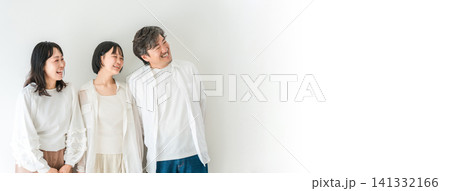 笑顔の仲良しで幸せな家族,ファミリー,親子 笑顔の仲良しで幸せな家族,ファミリー,親子 141332166