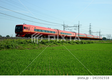 日光方面に向かって走る特急列車 141332318