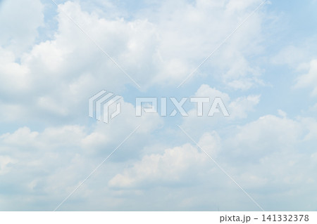 猛暑日の雲が多く蒸し暑い夏空 猛暑日の雲が多く蒸し暑い夏空 141332378
